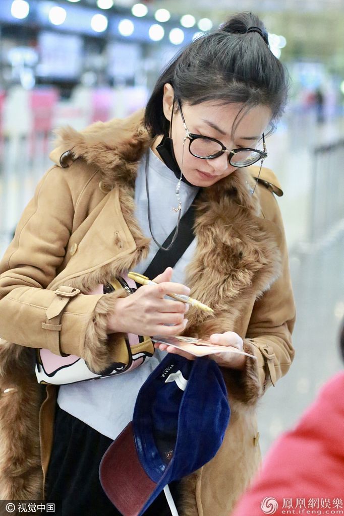 万茜戴“老花镜”扎半丸子头少女感足 给粉丝签名亲和力满分