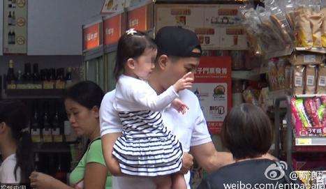 刘恺威离婚后，首次抱娃现身被骂上热搜，网友：居心不良！