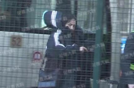 刘恺威离婚后，首次抱娃现身被骂上热搜，网友：居心不良！