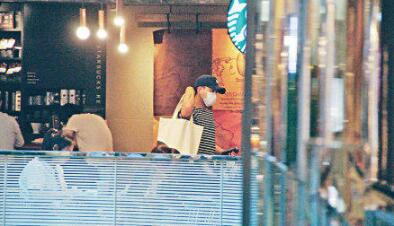 刘恺威离婚后，首次抱娃现身被骂上热搜，网友：居心不良！