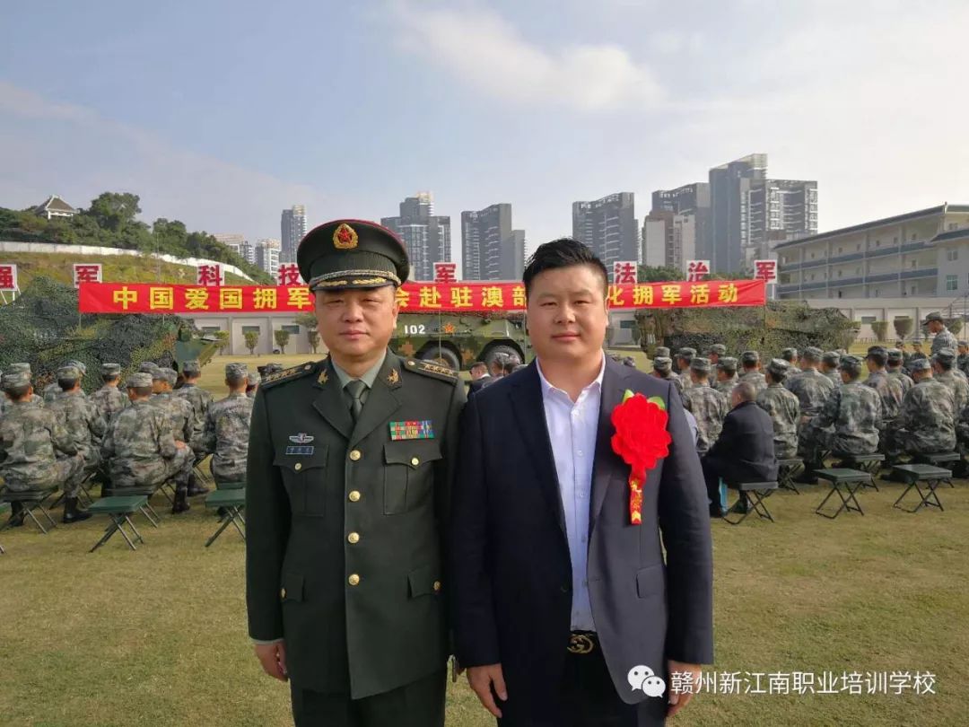 江西省退役军人事务厅双拥办常务副主任朱显华(图右)合影 ·&