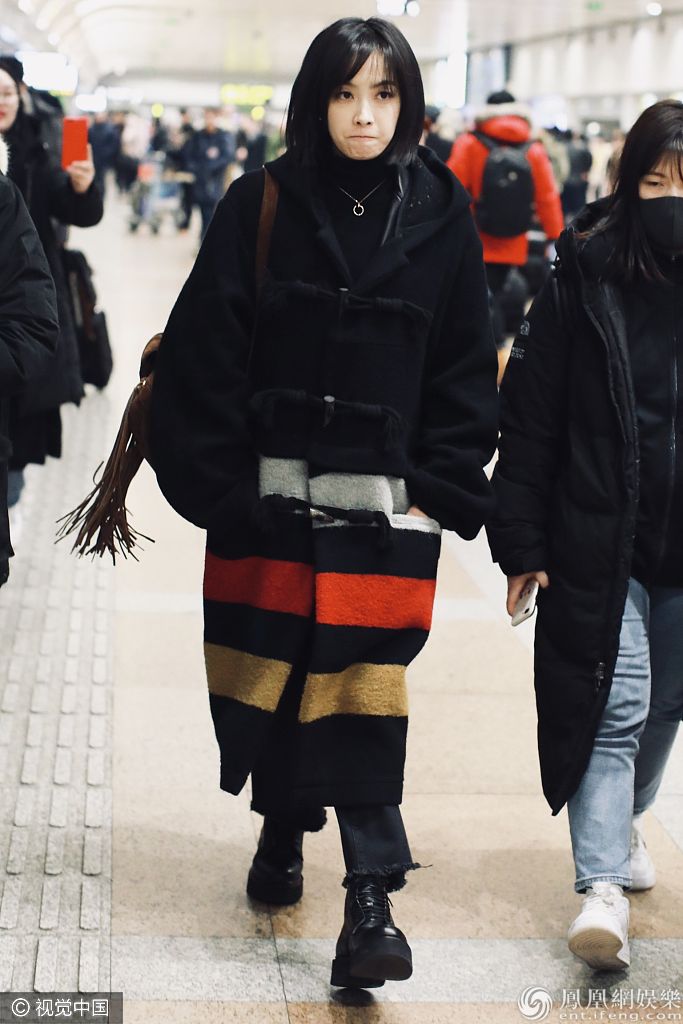 冷死宝宝啦！宋茜穿呢子大衣冷到委屈 嘟嘴卖萌小表情不断