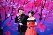 央视元旦晚会：米雪、张智霖对唱拥抱 张卫健霸气侧漏