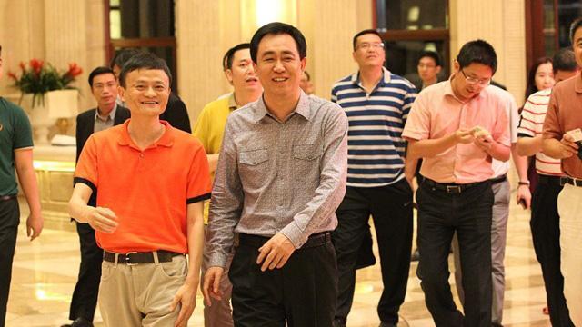 他办的跨年宴会,两个中国首富都去参加,合照时他还站在中间位置