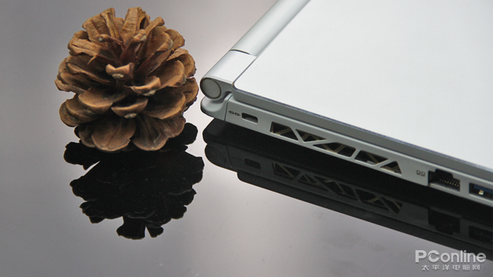 纯白色的设计笔记本 始于颜值的微星P65