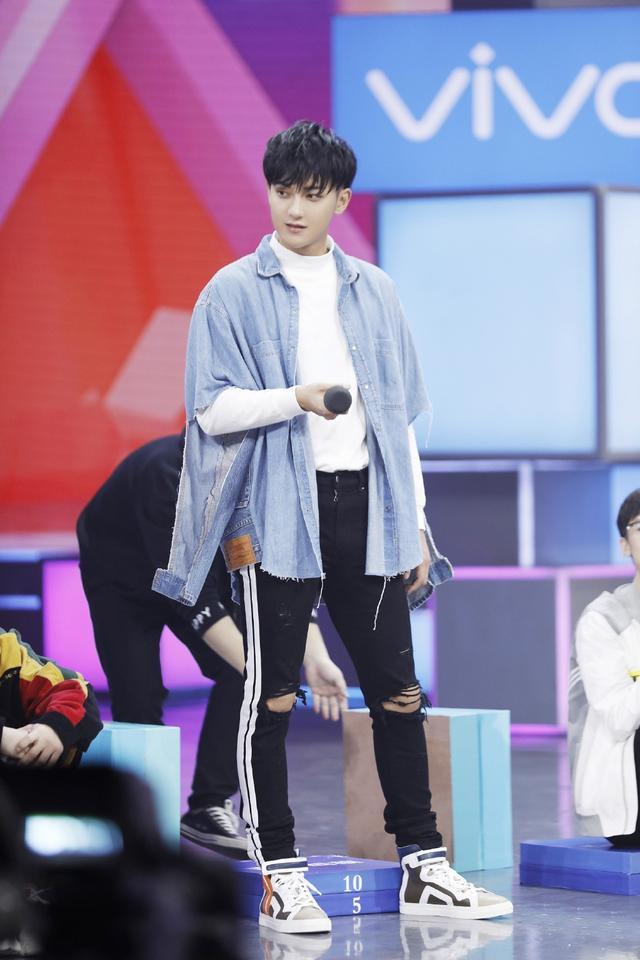 黄子韬穿破洞裤就算了,还把牛仔外套衣袖剪一