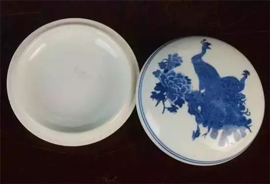 青花孔雀牡丹图印泥盒