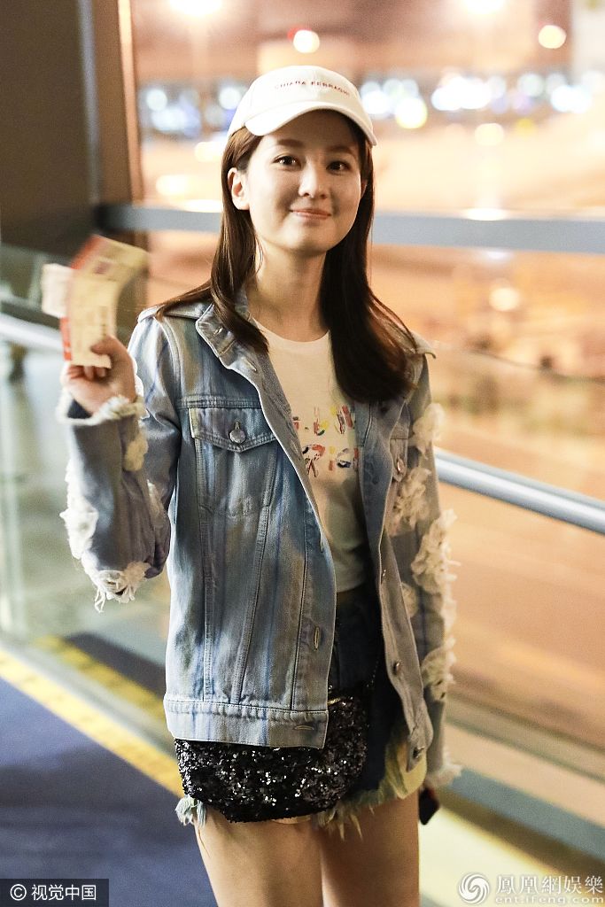 乔欣着清爽少女装“心机”秀蛮腰 挥舞机票露笑成小圆脸