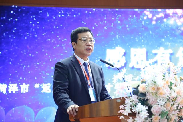 菏泽市返乡创业,招才引智济南工作站秘书长徐长波主持会议