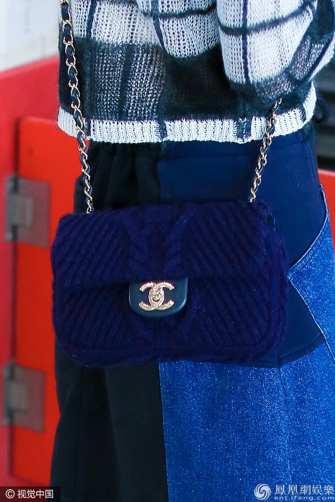 乔欣格纹装配补丁裙清新范 戴渔夫帽露美腿气质脱俗