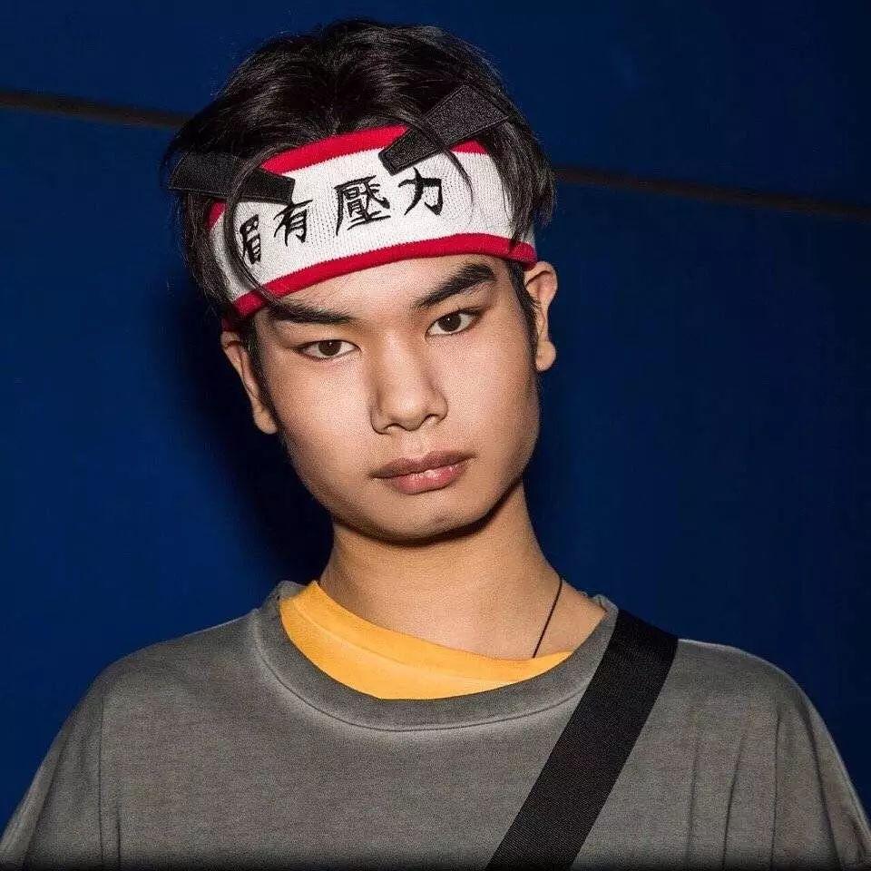 赵薇拉皮把眼睛拉飞了？！