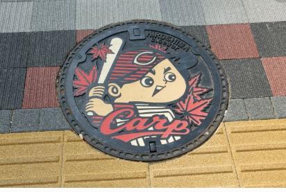 车主抱怨马路沙井盖设计不合理,专家却说:为了帮车主提神