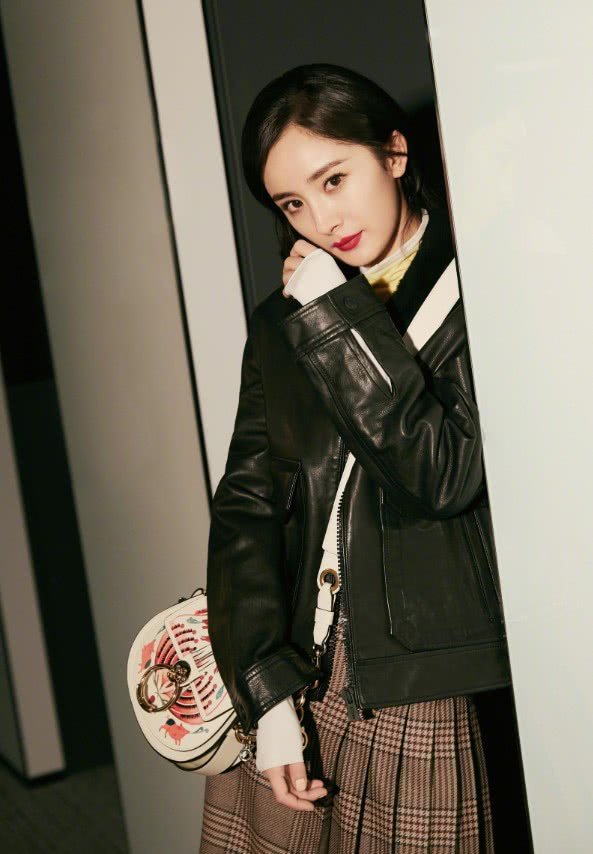 杨幂鞋上的图案是小糯米画的吧,太可爱了,看着