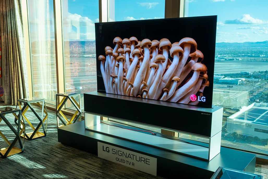 概念变现实 LG展示神奇可卷曲的4K OLED电视