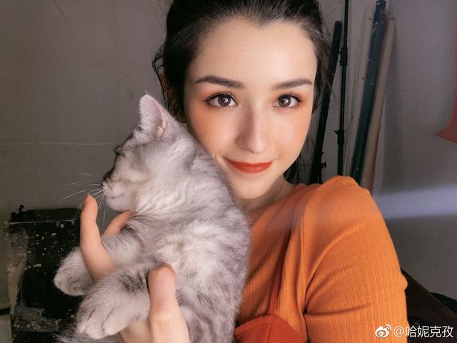 论颜值,哈妮克孜能否和佟丽娅、娜扎、迪丽热巴并称“新疆四美”?