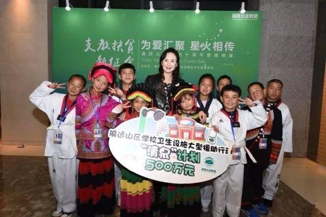 权健外的直销大佬：卖卫生巾发家陷26起丑闻，回家给全村分房