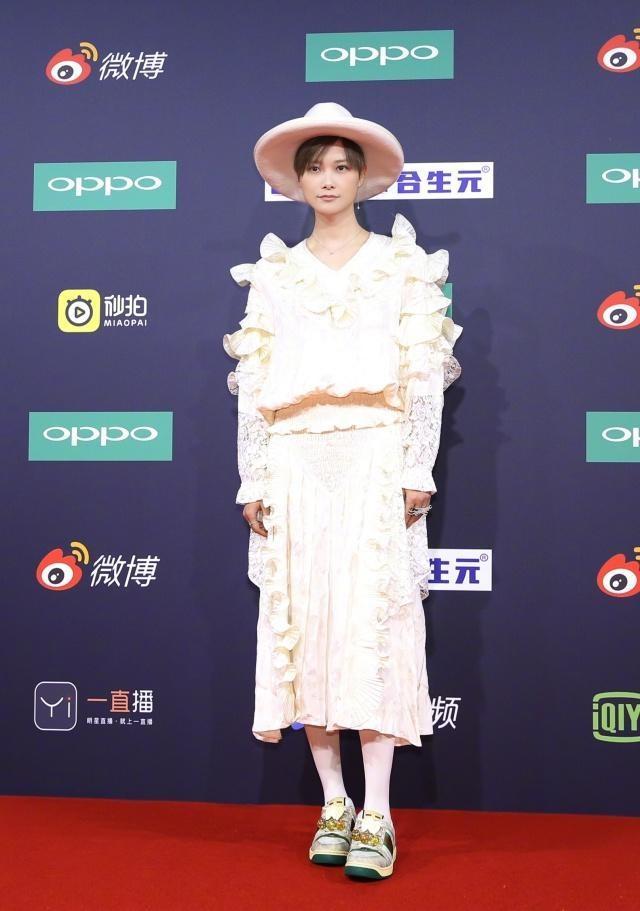 帅气李宇春穿花边连衣裙秒变少女 甜美又可爱