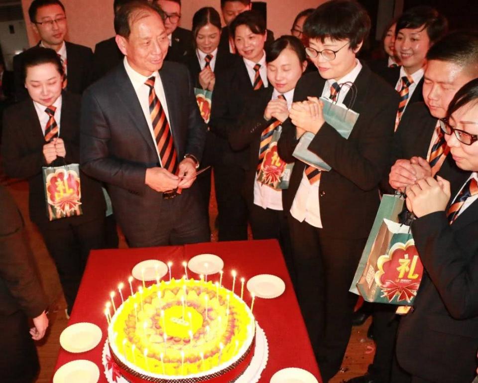 在华为工作15年的老员工，年底到手能有多少钱？说出来你别不信