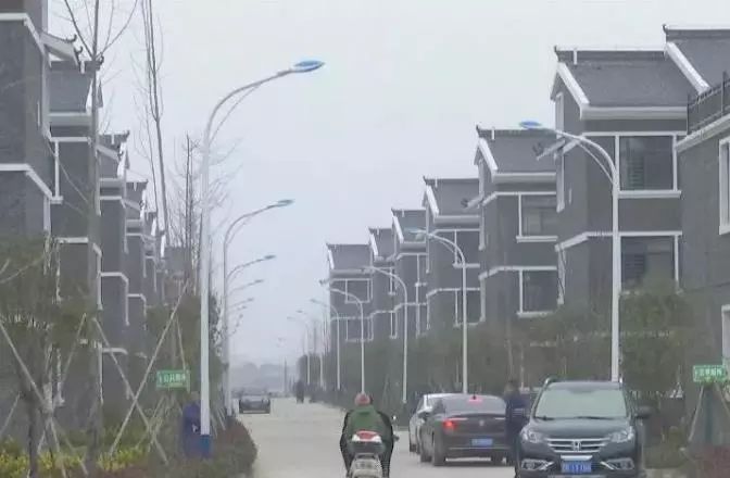 孝感市孝南区肖港镇城隍村 程家榨 湾村民住上"洋气"十足的别墅.