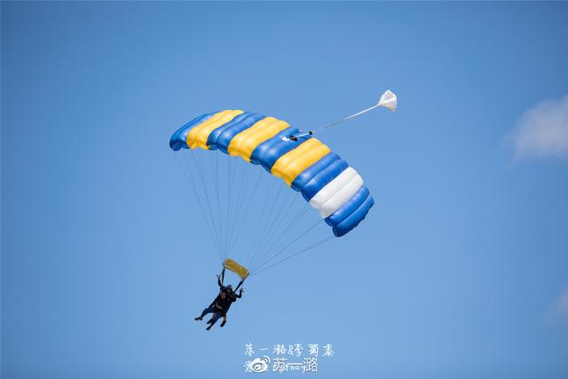 第一次高空跳伞是什么感受?