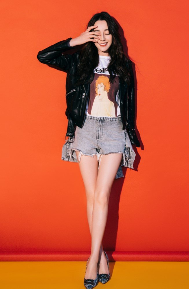 “可乐腿”真弯,还没迪丽热巴的“牙签腿”好看,男人为之疯狂!