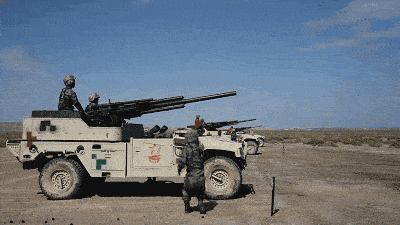 我军射82mm迫击炮 从炮弹和手的对比就可以推断出, 自由军这款迫击炮