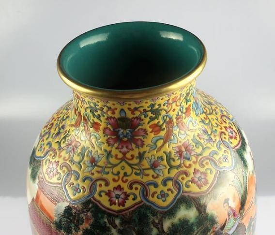 乾隆御用瓷器—“珐琅彩人物故事莱菔瓶”