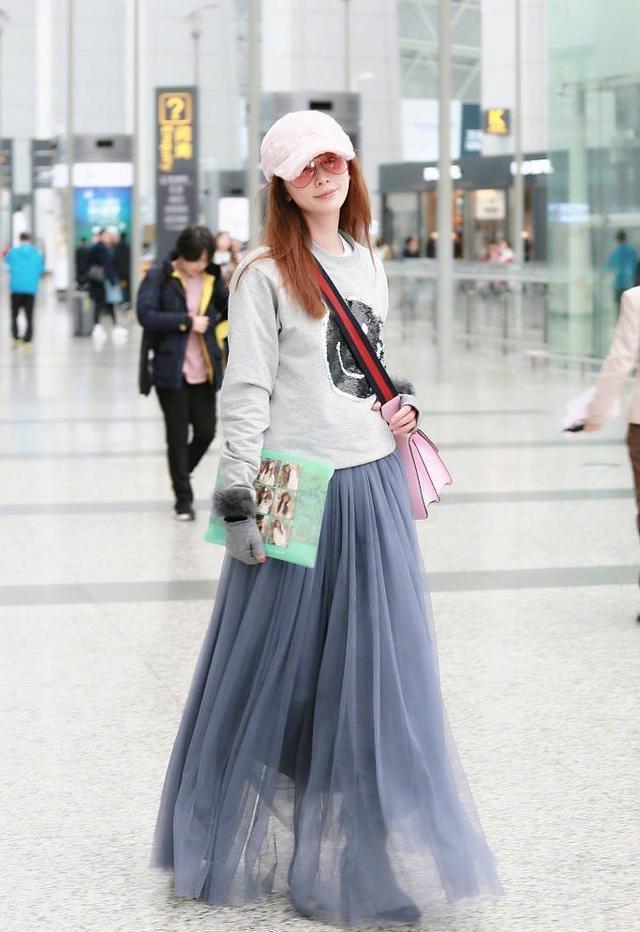 林志玲现身机场,玫粉卫衣配蓝丝巾宛如大妈,神