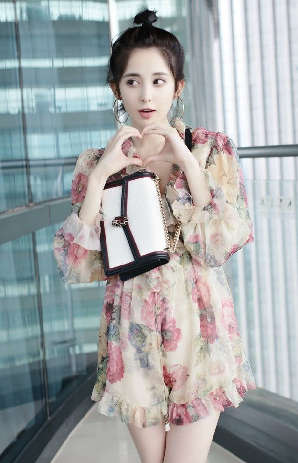 古力娜扎的鞋子是褪色吗?居然把脚都给染黑了