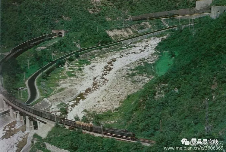 满载入川的货运列车在宝成铁路杨(家湾)一观(音山)间正在驶过20.