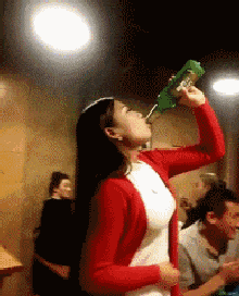 搞笑GIF:论喝酒,我闺蜜从来没有服过谁