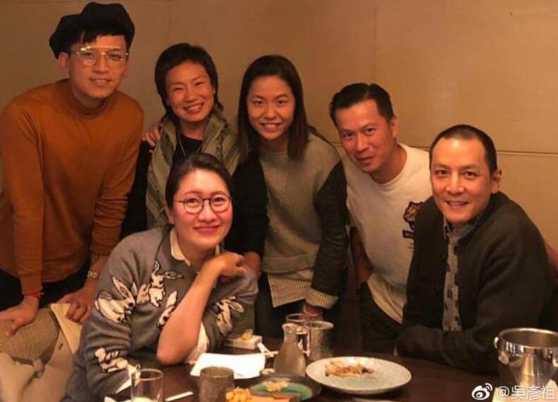 吴彦祖鹿晗同台秀球技，吴彦祖的帽子实在太好笑