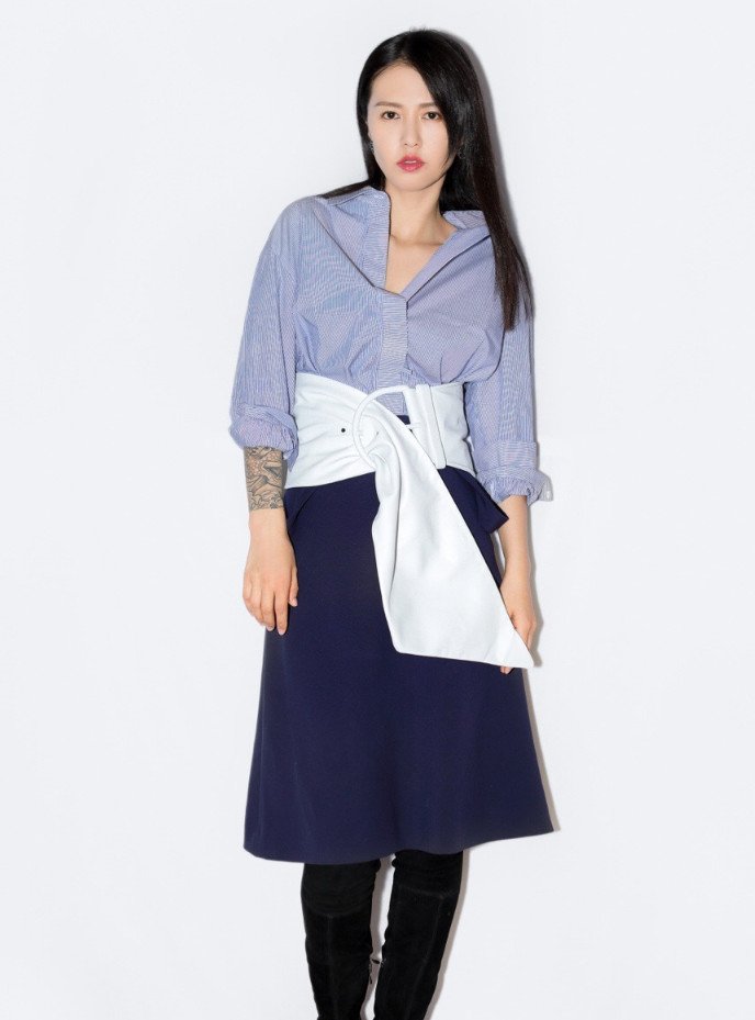 见床单款式的裙子,谭维维硬是穿出吸管胯,真