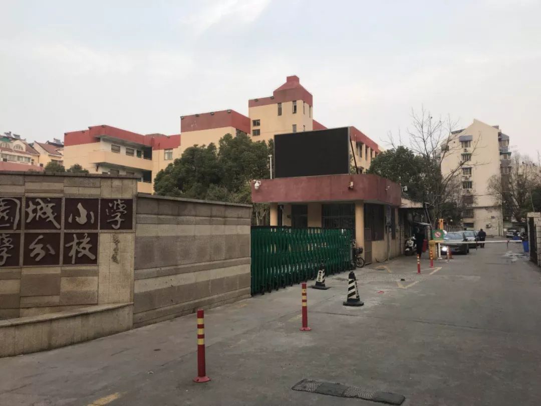 小区西门边上就是凤凰花园城小学(力小分校).