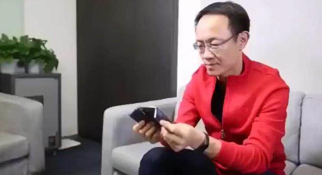 小米总裁林斌展示双折叠手机:或命名为小米M