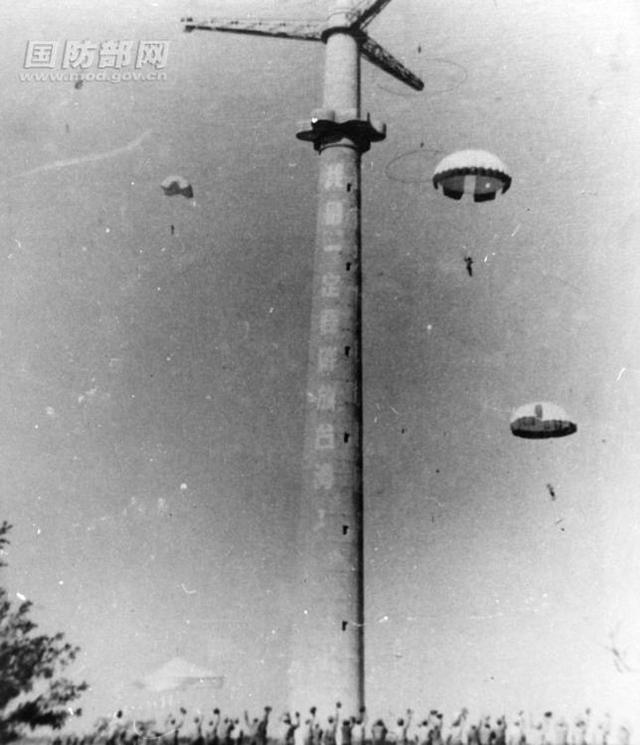 中国女兵高空跳伞画面爆燃!为什么女兵也要训练这一高难课目?