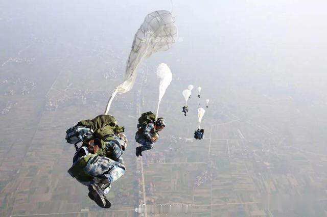 中国女兵高空跳伞画面爆燃!为什么女兵也要训练这一高难课目?