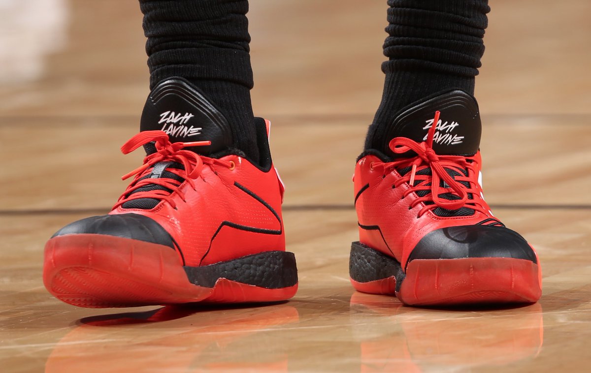 今日常规赛上脚球鞋一览：拉文上脚T-Mac Millennium_凤凰网