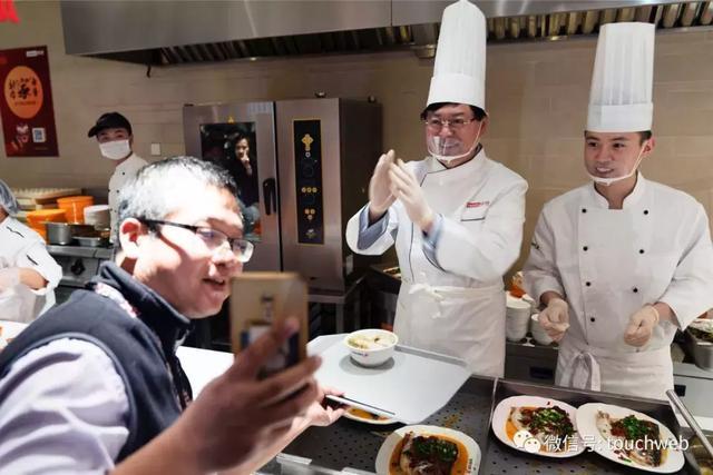 杨元庆化身主厨庆祝“小年”：现身联想食堂窗口为员工盛饭派餐