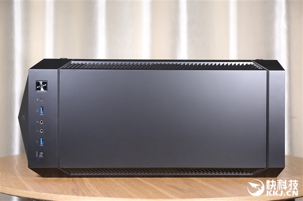 微星MPG氪金枪100电竞机箱图赏：4mm钢化玻璃侧透