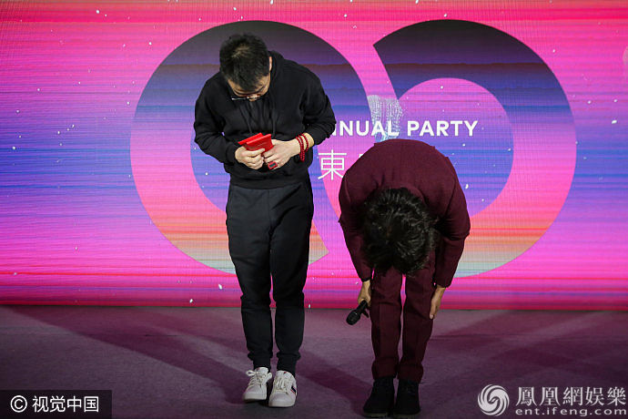 陈坤酒红西装配黑框眼镜英俊时髦 周迅窄框眼镜扮酷潮趣前卫