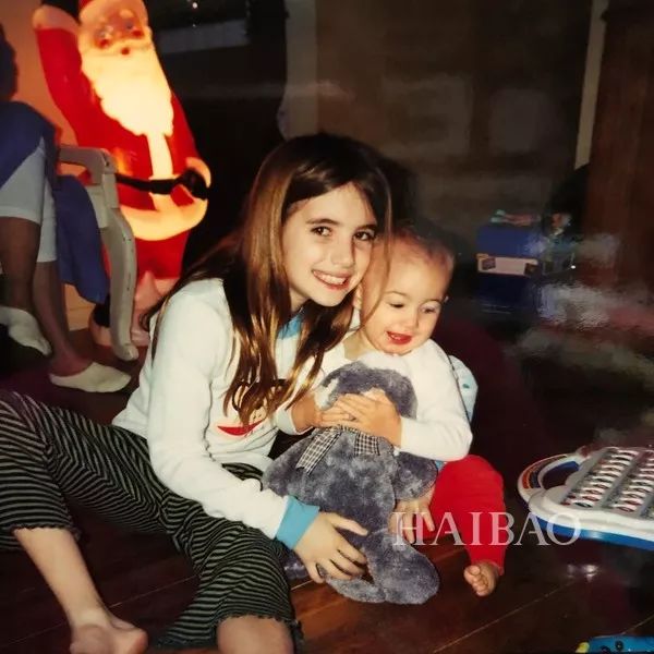罗伯茨 (emma roberts) 发文为妹妹庆生,配图是一张近照和一张小时候