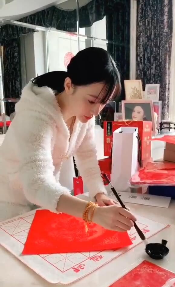 李小璐穿睡衣在家写毛笔字，握笔姿势却被网友嘲笑！