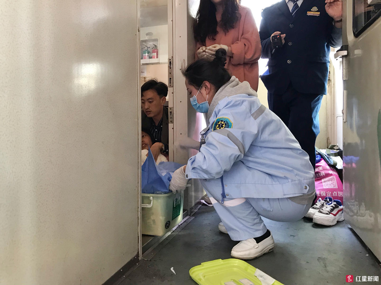 暖心!昆明开往成都列车上孕妇突然临盆,火车为新生命多停十分钟__凤凰网