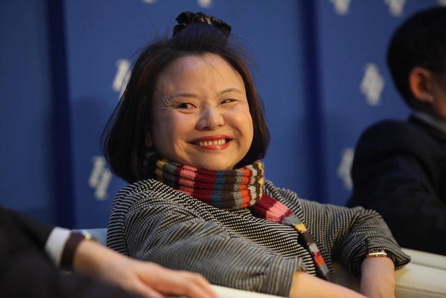 她是昔日卖花姑娘身家265亿，寒流凛冽负债300亿，能否走出泥潭？