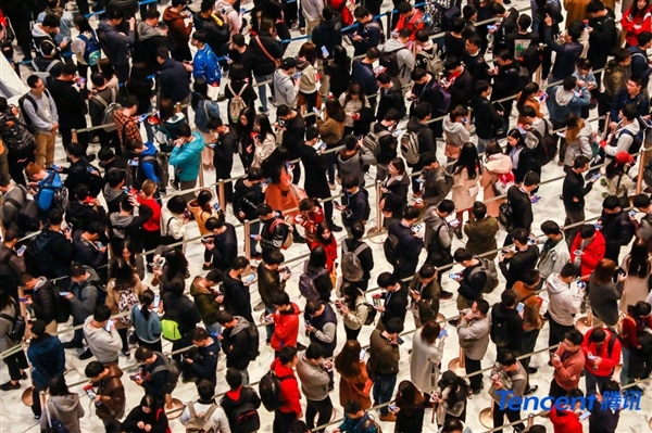 腾讯万人领红包 有人排队7小时：金额羡煞