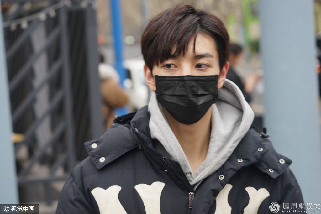 洪欣17岁儿子张镐濂现身上戏复试 戴口罩仍可见颜值颇高
