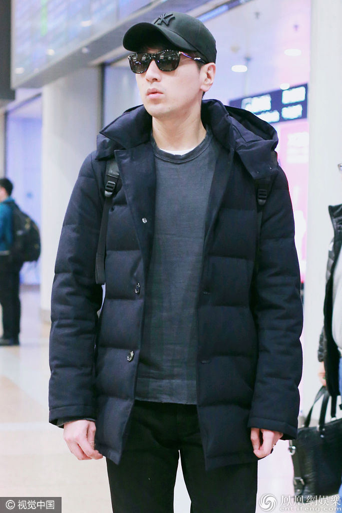 赵又廷架黑超装扮简约接地气 机场独行低调似路人