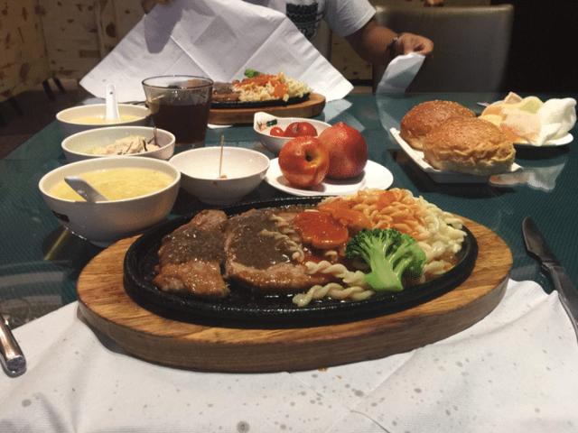 老外:为什么吃火锅时一盘牛肉都不够,吃西餐一块牛排就饱?