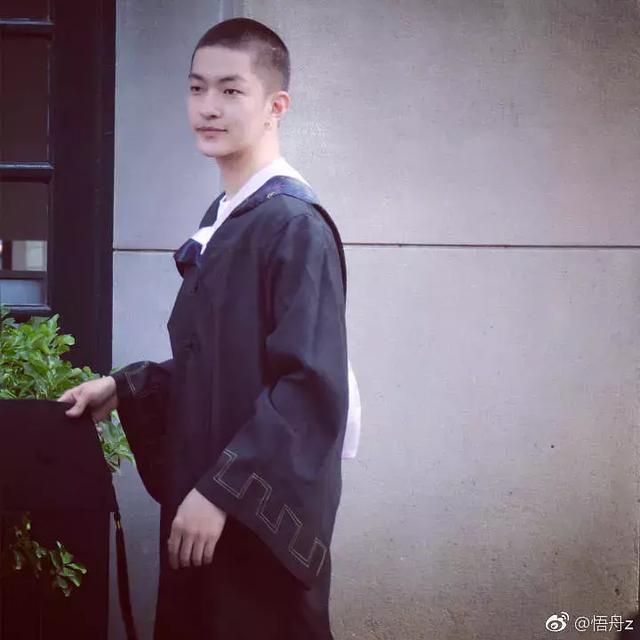 屈楚萧的大学毕业照,一眼看到了“应勤”,合照里他居然是最帅的